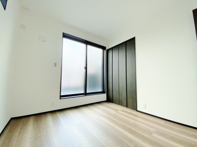 練馬区北町7丁目 限定1棟の洋室|3階5.2帖洋室は整形なお部屋なので家具のレイアウトもしやすいです
大きな掃き出し窓からバルコニーに動線がつながります
