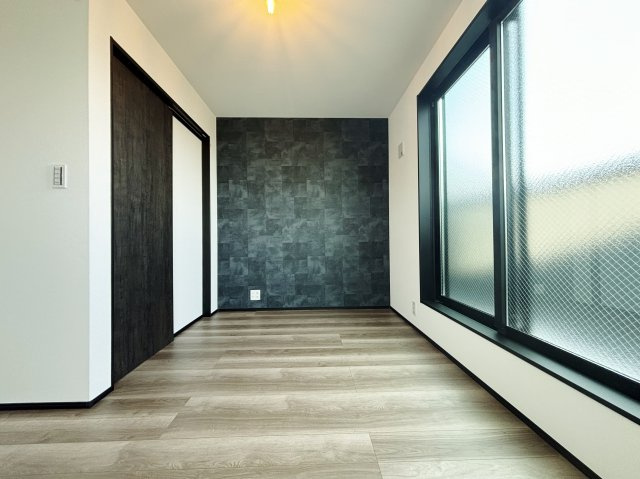 練馬区北町7丁目 限定1棟の洋室|3階6帖洋室は2面開口の明るく快適な空間です
大きな掃き出し窓からバルコニーに動線がつながります
空間を華やかに演出するアクセントクロスを施してます