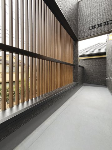 練馬区北町7丁目 限定1棟のバルコニー|洗面室から出入りできるバルコニー
気軽にお洗濯物も掘る事ができます
意匠性と実用性を兼ね備えたコートラインを施してます