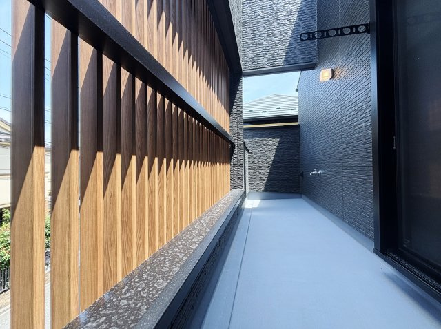 練馬区北町7丁目 限定1棟のバルコニー|洗面室から出入りできるバルコニー
気軽にお洗濯物も掘る事ができます
意匠性と実用性を兼ね備えたコートラインを施してます