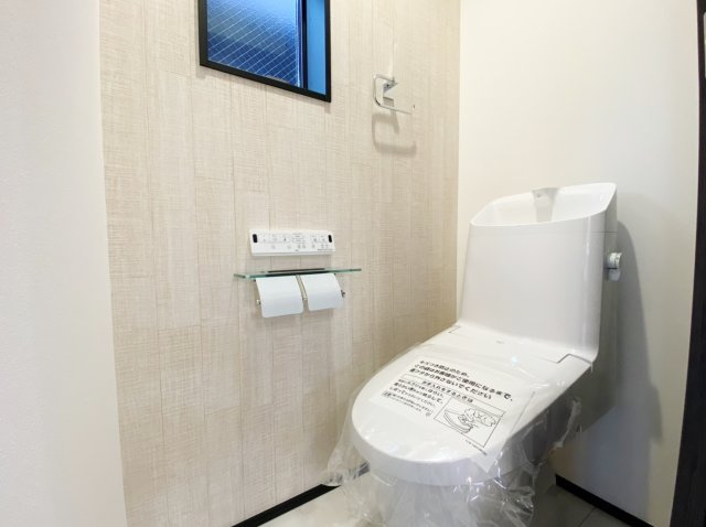 練馬区北町7丁目 限定1棟のトイレ|2階トイレ
小窓設け明るく衛生的です
トイレは1階2階それぞれを設けてます
忙しい朝にも便利です