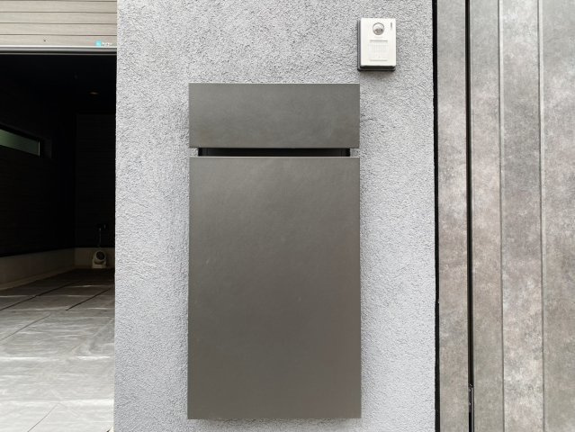 練馬区北町7丁目 限定1棟の玄関|お留守がちなご家庭に便利な宅配ボックスを装備
不在に関わらず安全かつ非対面で荷物を受け取れます
防犯性の向上や、時間を気にせずネット通販を利用できます