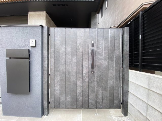 練馬区北町7丁目 限定1棟のその他|セキュリティとプライバシーを守る門扉を設置
門扉にはファミロック(スマートロック)を採用
ファミロックとは. スマートフォンを使用して玄関ドアの施解錠を行う便利なシステムです