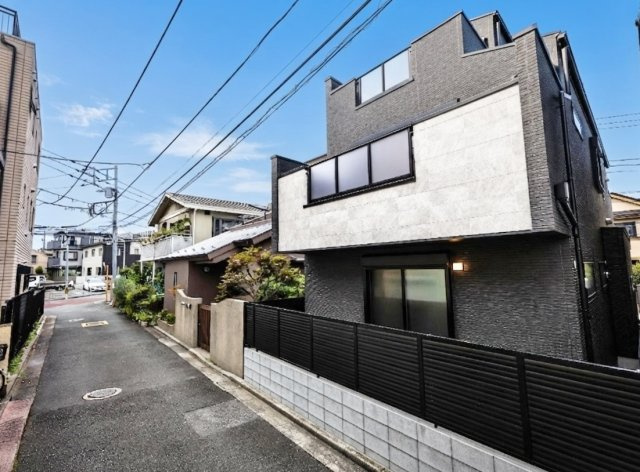 練馬区北町7丁目 限定1棟の前面道路含む現地写真|両面道路に面した光と風を享受する心地よい立地に誕生しました