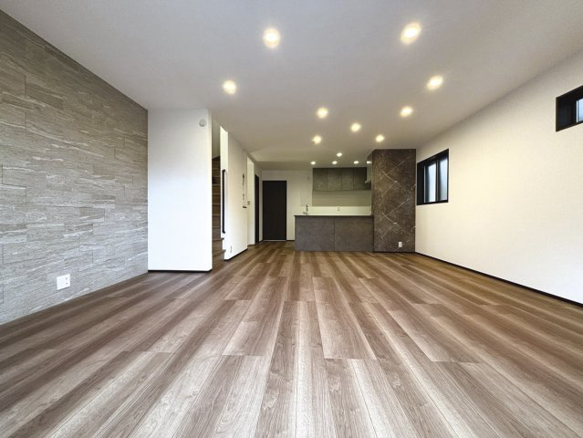 練馬区北町7丁目 限定1棟の居間・リビング|家の中心でもあるLDKは20.4帖の開放感
南に設けたワイドなサッシから陽射しが差し込む明るく快適な空間です
リビング+水回りを配した生活しやすい間取りです