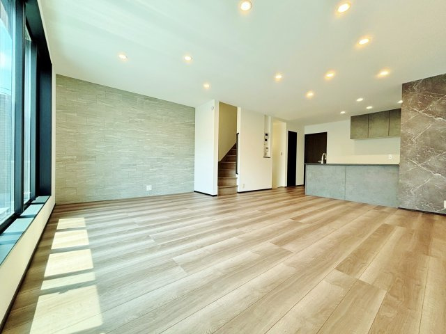 練馬区北町7丁目 限定1棟の居間・リビング|家の中心でもあるLDKは20.4帖の開放感
南に設けたワイドなサッシから陽射しが差し込む明るく快適な空間です
リビング+水回りを配した生活しやすい間取りです