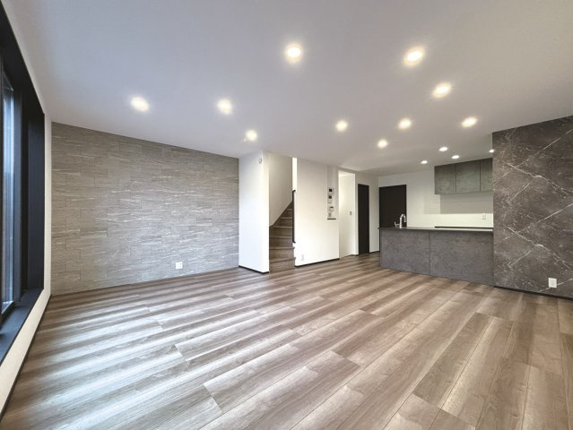 練馬区北町7丁目 限定1棟の居間・リビング|20.4帖のゆとりあるLDK
壁面には意匠性と実用線を兼ね備えたエコカラットを施してます
多面開口の明るく心地よい家族団らんスペースです