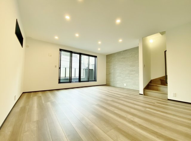 練馬区北町7丁目 限定1棟の居間・リビング|20.4帖のゆとりあるLDK
壁面には意匠性と実用線を兼ね備えたエコカラットを施してます
多面開口の明るく心地よい家族団らんスペースです