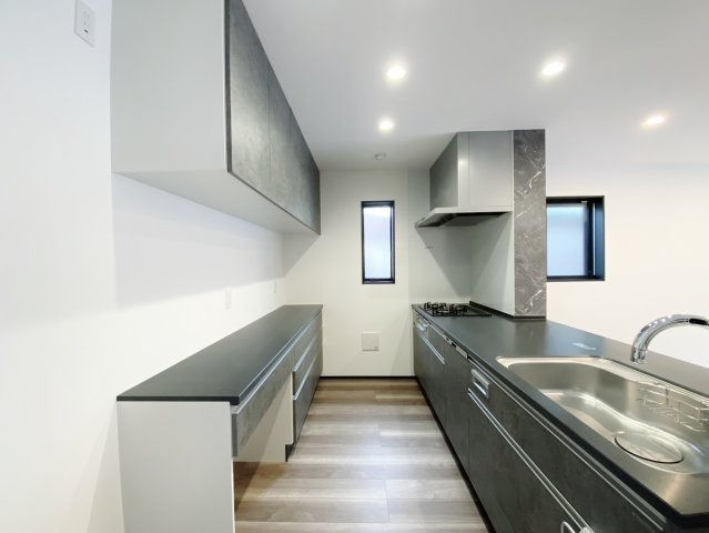 練馬区北町7丁目 限定1棟のキッチン|キッチン背面には便利なカップボードを設置
調理器具や食器の収納に便利です