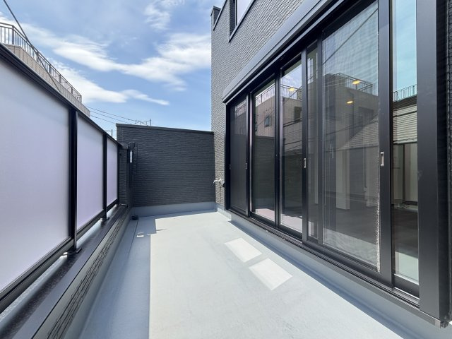 練馬区北町7丁目 限定1棟のバルコニー|生活に+αのゆとりを演出する4面バルコニーを設けてます
広々としたバルコニーは毎日のお洗濯物も快適に干すことができます