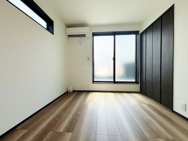 練馬区北町7丁目 限定1棟の洋室|3階5.2帖洋室は整形なお部屋なので家具のレイアウトもしやすいです
大きな掃き出し窓からバルコニーに動線がつながります