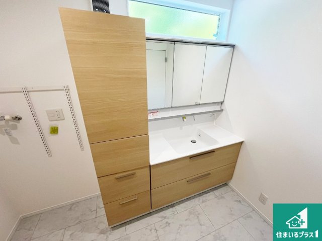 神戸市垂水区塩屋北町　新築一戸建ての独立洗面台|清潔感のある洗面台です。フラットな鏡は掃除がしやすく毎日清潔！鏡裏には収納があるのでスッキリとした洗面台が保てます。