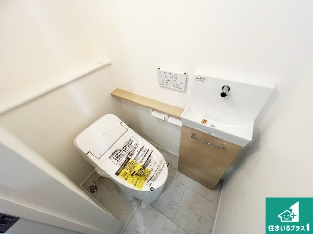 神戸市垂水区塩屋北町　新築一戸建てのトイレ|1・2階の2ヶ所にあるので、朝の忙しい時間の順番待ちもなく、深夜の利用にも大変便利です。