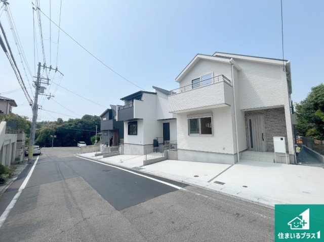 神戸市垂水区塩屋北町　新築一戸建ての前面道路含む現地写真|周辺は閑静な住宅街！前面道路広々で車の出し入れも便利です。駐車が苦手な方でも安心して車庫入れできます！