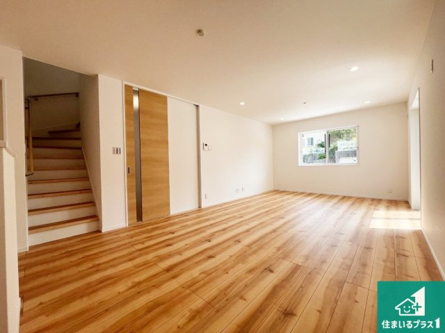 神戸市垂水区塩屋北町　新築一戸建ての居間・リビング|日当たり良好の明るいリビングで朝の目覚めもスッキリできそう！対面キッチンでご家族のコミュニケーションも自然と増える設計！小さなお子様が遊ぶスペースを作っても広々とくつろげるLDK！