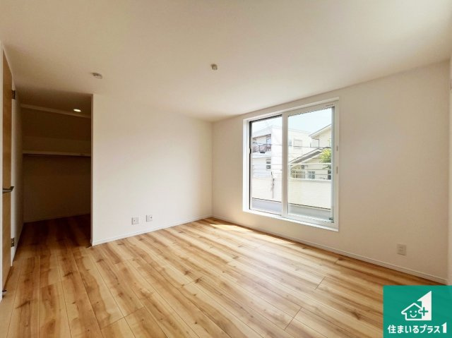 神戸市垂水区塩屋北町　新築一戸建ての洋室|ウォークインクローゼット付きで生活スペースもスッキリできます。各居室にも収納がありますので、お子様の衣類やおもちゃなどもしっかり収納できます。