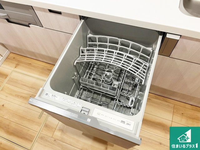 神戸市垂水区塩屋北町　新築一戸建ての設備|食事後の一仕事、食器洗いをボタン一つでお任せできちゃいます！場所を取らないビルトイン式なので、お料理スペースもしっかり確保！