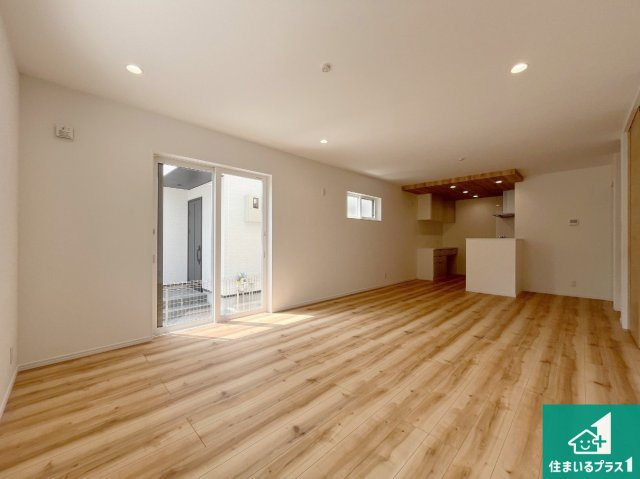 神戸市垂水区塩屋北町　新築一戸建ての居間・リビング|シンプルなリビングは、観葉植物等のインテリアを楽しめますね！パパ好みにも、ママ好みにも家具次第で雰囲気を変えることができます！