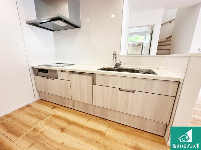 神戸市垂水区塩屋北町　新築一戸建てのキッチン|リビングと統一感があり、使い勝手のいいキッチン。広々としているので、二人並んで作業が出来ちゃいます。お子様と一緒に色々なお料理に挑戦できるスペースがあります。