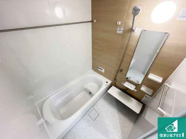 神戸市垂水区塩屋北町　新築一戸建ての浴室|足をゆったり伸ばして寛げる浴槽です。窓が設けられていますので差し込む光が明るく穏やかな雰囲気にしてくれます♪浴室乾燥機も設置しているので、雨の日の洗濯物も安心です♪