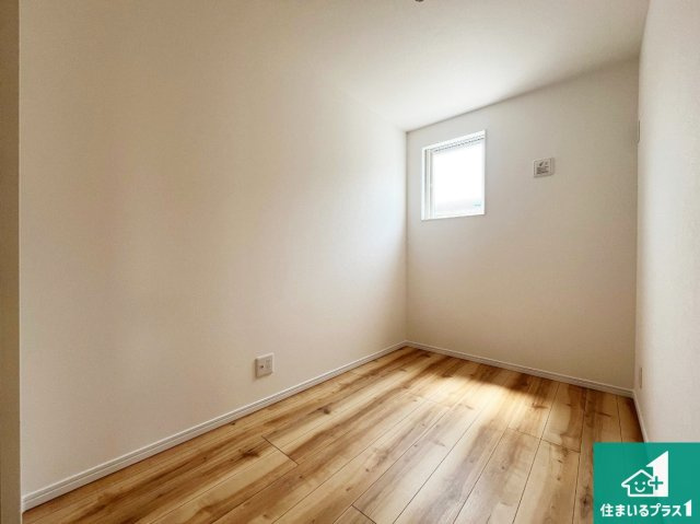 神戸市垂水区塩屋北町　新築一戸建ての洋室|寝室は心地よい眠りについてもらいたくて、シンプルかつ開放的な空間な設計にしています！大きな窓から差し込む日が心地いいです♪