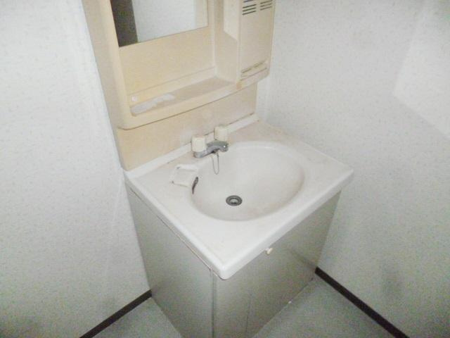 ガーデンヒルズ浦和の独立洗面台|独立洗面台、小物を置くことができて便利です