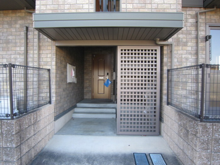 熊本市南区島町２丁目のアパートのエントランス