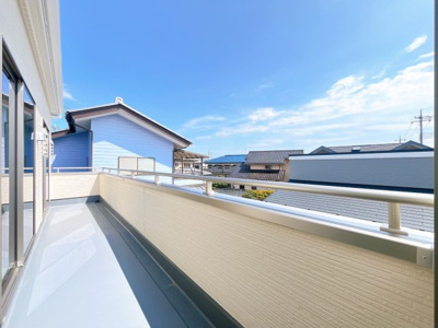 【バルコニー】 | 前橋市青柳町　新築住宅 | ゆとりあるバルコニーは机やイスを並べて開放的な空間としても使用できそうですね！
お洗濯はもちろん読書やベランピングなど新居での夢が広がるバルコニーです！