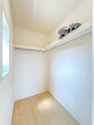 【収納】 | 前橋市青柳町　新築住宅 | 大切な人にもらったプレゼント、子どもが描いてくれた似顔絵、何度も読んだお気に入りの本、。まとめて大事に閉まっておける広々収納。