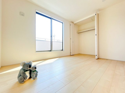 【洋室】 | 前橋市青柳町　新築住宅 | 清潔感ある壁紙と温もり溢れる床材が調和した洋室。毎日の生活を少しでも快適に過ごして頂ける様、飽きの来ない雰囲気がたまりません。