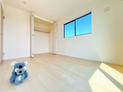 【洋室】 | 前橋市青柳町　新築住宅 | 窓が２つあるので明るい印象を受けます！風通しもよいので天気の良い日は窓を開けて空気の入替をしてみるのはいかがでしょうか。