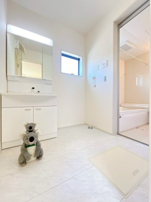 【独立洗面台】 | 前橋市青柳町　新築住宅 | 忙しい朝でも収納力のある洗面台で効率良く身支度ができます。大きな鏡で身だしなみチェックも。たくさんものを収納できるので水回りを清潔にきれいに保てます。