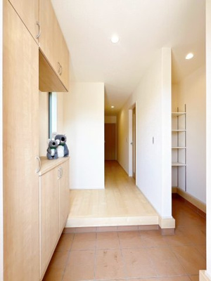 【玄関】 | 前橋市青柳町　新築住宅 | 住まう人の帰り、訪れる人を優しく迎える安らぎに満ちた空間　上質感あふれるエントランス