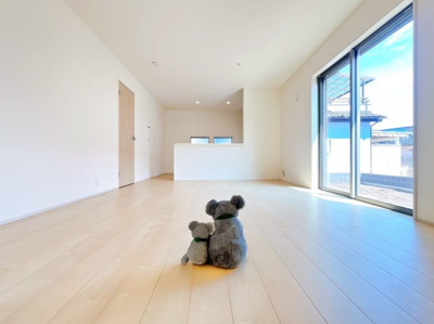 【居間・リビング】 | 前橋市青柳町　新築住宅 | ≪LDK≫
リビング・ダイニングは白を基調としたシンプルな空間。
雑貨やこだわりの家具など、レイアウトも自由に楽しめます！