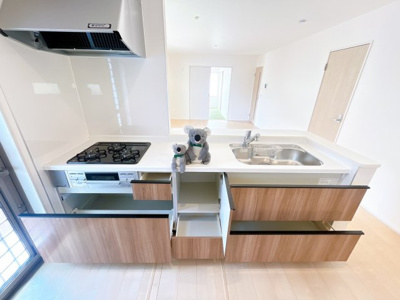 【キッチン】 | 前橋市青柳町　新築住宅 | お料理をしながら家族との会話が楽しめる対面キッチン。リビングで遊ぶお子様を見守りながらお料理が出来ます。出来上がったお料理や後片付けを手伝ってもらうなど家事分担ができます。