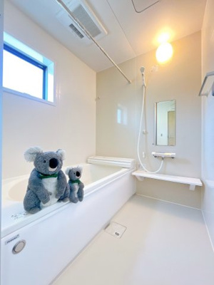 【浴室】 | 前橋市青柳町　新築住宅 | ほどよい優しいライトに包まれたバスルーム。香りの良いバスソルトに身をまかせ、浴槽でゆっくりと深呼吸。一日の疲れが癒されます。