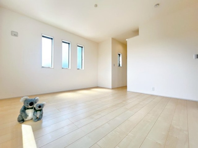 【洋室】 | 前橋市青柳町　新築住宅 | 窓からそそがれる暖かみのある明るい空間。広々としたプライベート空間で自分の時間を楽しめます。フローリング仕様で普段のお掃除も楽々です。