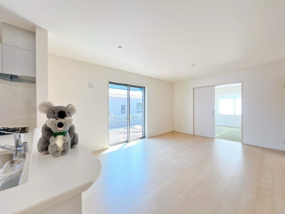 【居間・リビング】 | 前橋市青柳町　新築住宅 | ≪LDK≫
陽当りも良いリビング。
光が差し込む明るい空間はいつもの時間をより特別に…穏やかなひと時を一層充実した時間へ変えてくれます。