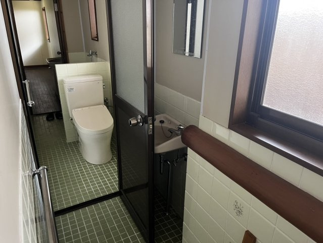 曽爾村今井のトイレ|お手洗いは、北側の縁側と南側の板間の両方からアクセスできる変わった間取り。