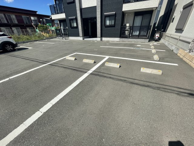神戸市北区鹿の子台南町１丁目のアパートの駐車場