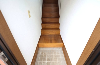 【玄関】 | 毛呂山町中央 売アパート | 2階玄関、階段