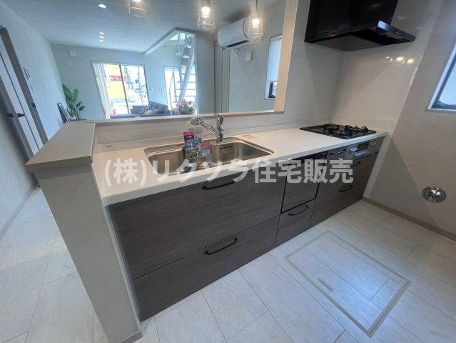 大峰元町２丁目　未入居一戸建てのキッチン|ビルトイン三口コンロ、カップボード、床下収納付き
■物件内覧・資金計画相談・住宅ローン相談、リフォーム相談、お問合せ受付中■
※当日・翌日のご内覧、ご相談はお電話でのお問合せがスムーズです！