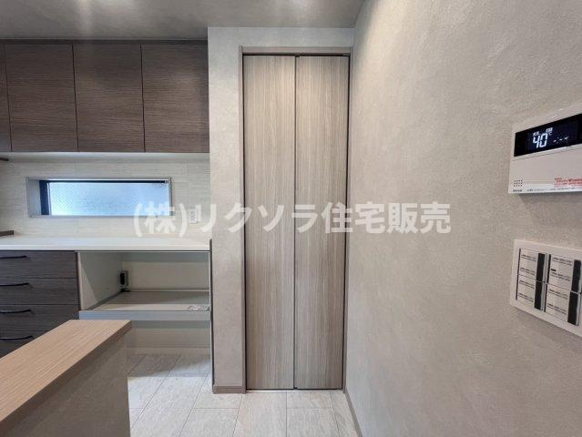 大峰元町２丁目　未入居一戸建ての収納|キッチン横パントリー
■物件内覧・資金計画相談・住宅ローン相談、リフォーム相談、お問合せ受付中■
※当日・翌日のご内覧、ご相談はお電話でのお問合せがスムーズです！