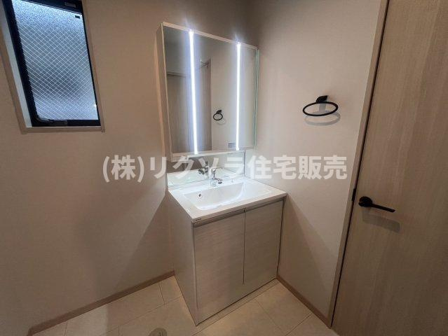 大峰元町２丁目　未入居一戸建ての独立洗面台|三面鏡センターライト付き独立洗面台
■物件内覧・資金計画相談・住宅ローン相談、リフォーム相談、お問合せ受付中■
※当日・翌日のご内覧、ご相談はお電話でのお問合せがスムーズです！