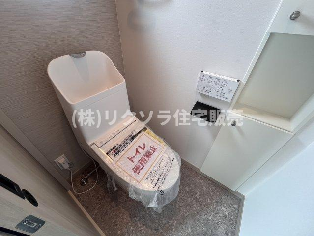 大峰元町２丁目　未入居一戸建ての設備|トイレ　2階　温水洗浄便座付き
■物件内覧・資金計画相談・住宅ローン相談、リフォーム相談、お問合せ受付中■
※当日・翌日のご内覧、ご相談はお電話でのお問合せがスムーズです！