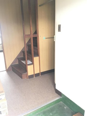 京口団地1号館の玄関