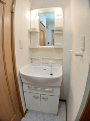 【洗面所】 | ティーズ・ウィンヒルⅡ | ゆったりとスペースのある洗面所