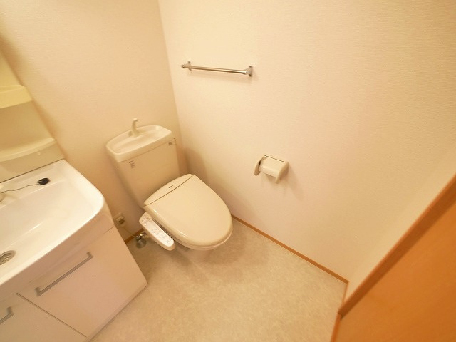 フィオーレ三条のトイレ|落ち着いた色調のトイレです