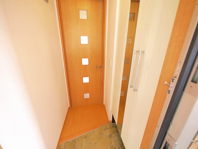 フィオーレ三条の玄関|明るい玄関です