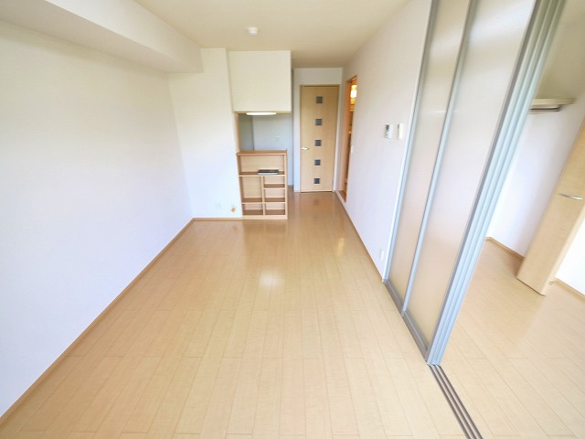 フィオーレ三条の居間・リビング|こちらのリビングで趣味の時間をお楽しみください